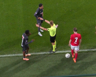 Διαιτητής διέκοψε στο 87' τον αγώνα επειδή του πέταξαν ποτήρι (video)