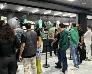 Ουρές για τη νέα φανέλα του Παναθηναϊκού στο «T-Center»