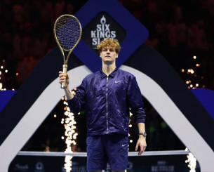 Ο Σίνερ τιμήθηκε με χρυσή ρακέτα αξίας 250.000 δολαρίων για τη νίκη του στο Six Kings Slam