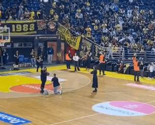 Ζευγάρι πήγε στο Αλεξάνδρειο για να δει μπάσκετ και... έφυγε παντρεμένο (photo)