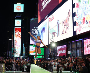 Άλμα εις μήκος στην Times Square: Ο συνιδρυτής του Reddit φέρνει την επανάσταση στον στίβο