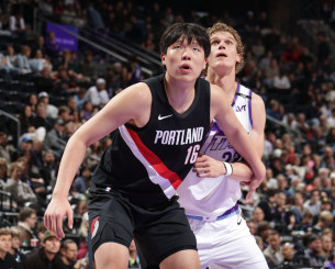 Ο Κινέζος rookie των Μπλέιζερς έβαλε τα κλάματα επειδή αποβλήθηκε με έξι φάουλ σε φιλικό (video)