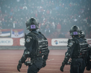 Σερβία-Αλβανία: «Αστακός» το Λέσκοβατς, αστυνομικοί ψάχνουν μέχρι και τα κινητά τηλέφωνα