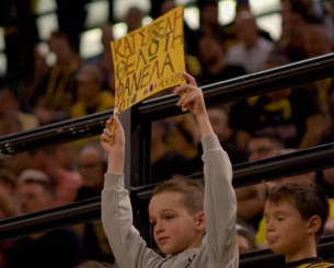 Οικογένειες, χαμόγελα και... πάρτι ομάδας-κόσμου: Η άλλη όψη της νίκης της ΑΕΚ κόντρα στην Καρδίτσα (video)