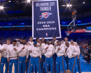Μεγάλες στιγμές στην OKC: Οι Θάντερ παρέλαβαν τα δαχτυλίδια πρωταθλητών και ύψωσαν το banner (video) Μεγάλες στιγμές στην OKC: Οι Θάντερ παρέλαβαν τα δαχτυλίδια πρωταθλητών και ύψωσαν το banner (video)