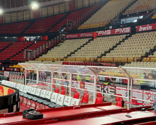 Εγκαταστάθηκε το... κλασσικό πλεξιγκλάς στο ΣΕΦ πίσω από τον πάγκο του Παναθηναϊκού