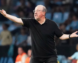 Η αποκλειστική φωτογραφία του Athletiko με τον Μπενίτεθ πριν μπει στο αεροπλάνο για Αθήνα