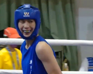 Γυναίκα πυγμάχος, που κατηγορείται ότι είναι άνδρας, έριξε με τη μία νοκ άουτ την αντίπαλό της (video)