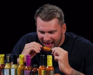 Ο Ντόντσιτς δοκίμασε τις πιο καυτερές φτερούγες και έγινε... viral (video)