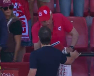 Ο Αλμέιδα τα... άκουσε από οπαδό της Σεβίλλης μετά την εντός έδρας ήττα από την Μαγιόρκα (video) Ο Αλμέιδα τα... άκουσε από οπαδό της Σεβίλλης μετά την εντός έδρας ήττα από την Μαγιόρκα (video)