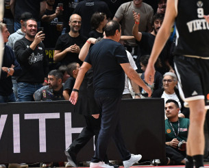 Αποβλήθηκε ο Αταμάν με δυο τεχνικές ποινές για διαμαρτυρία Αποβλήθηκε ο Αταμάν με δυο τεχνικές ποινές για διαμαρτυρία