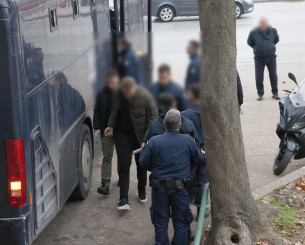 Επεισόδια έξω από το Δικαστικό Μέγαρο Θεσσαλονίκης πριν ξεκινήσει η δίκη για τη δολοφονία του Άλκη Καμπανού (video)