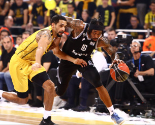 Τρομερός Τζάκσον για τον ΠΑΟΚ με 14 πόντους στο πρώτο ημίχρονο του ντέρμπι με τον Άρη (video)