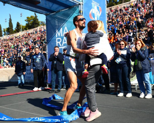 Ο Μπάμπης Πιτσώλης στο Athletiko: «Ο γιος μου είναι το γούρι μου και θα βρίσκεται φέτος στον τερματισμό»