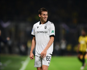 Ο Κωνσταντέλιας έγινε... τραγούδι - «Αυτός μοιράζει τις σακούλες σαν παστέλια» (video) Ο Κωνσταντέλιας έγινε... τραγούδι - «Αυτός μοιράζει τις σακούλες σαν παστέλια» (video)