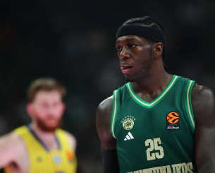 Ο Κέντρικ Ναν πόσταρε Θύρα 13 με «Μαλαματένια Λόγια»