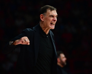 Έξαλλος ο Μπαρτζώκας με την αμυντική λειτουργία του Ολυμπιακού - Μπήκε στο παρκέ (photo)