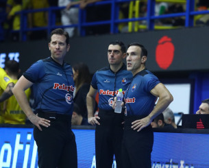 Έντονος εκνευρισμός και πολλά παράπονα της ΑΕΚ για τους διαιτητές στο Περιστέρι