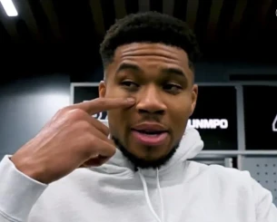 Ο Γιάννης Αντετοκούνμπο εμφανίστηκε με μαυρισμένο μάτι και αποκάλυψε ότι σταμάτησε έναν κλέφτη! Ο Γιάννης Αντετοκούνμπο εμφανίστηκε με μαυρισμένο μάτι και αποκάλυψε ότι σταμάτησε έναν κλέφτη!