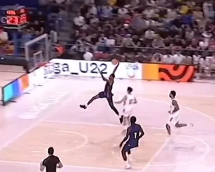 Τα εντυπωσιακά καρφώματα του 13χρονου παίκτη της Μπαρτσελόνα που συγκρίνεται με τον Αντετοκούνμπο (videos)