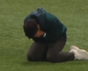 Η τρομερή στιγμή με τον Αμπέλ Φερέιρα να γονατίζει στο γήπεδο μετά την πρόκριση της Παλμέιρας (video) Η τρομερή στιγμή με τον Αμπέλ Φερέιρα να γονατίζει στο γήπεδο μετά την πρόκριση της Παλμέιρας (video)