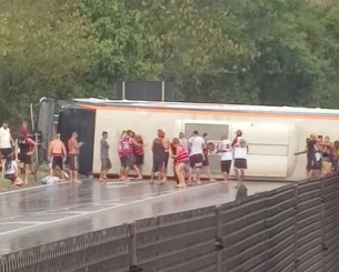 Χαμός στη Βραζιλία - Ανατράπηκε λεωφορείο οπαδών της Φλαμένγκο, εκσφενδονίστηκε ο οδηγός (video) Χαμός στη Βραζιλία - Ανατράπηκε λεωφορείο οπαδών της Φλαμένγκο, εκσφενδονίστηκε ο οδηγός (video)
