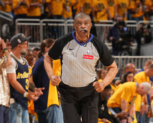 Το NBA τοποθετεί νέο... αξεσουάρ προς χρήση για τους διαιτητές - Η αλλαγή για να αποφεύγονται τα λάθη Το NBA τοποθετεί νέο... αξεσουάρ προς χρήση για τους διαιτητές - Η αλλαγή για να αποφεύγονται τα λάθη