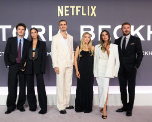 Ο Σερ Ντέιβιντ, η Λαίδη Βικτόρια και η μεγάλη «σκιά» που κρύβουν πίσω από την βιτρίνα της αγαπημένης οικογένειας