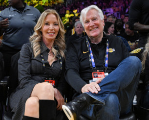 Αλλαγή εποχής: Εγκρίθηκε η πώληση των Λέικερς και έχουν νέο ιδιοκτήτη! Αλλαγή εποχής: Εγκρίθηκε η πώληση των Λέικερς και έχουν νέο ιδιοκτήτη!