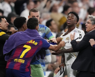 Χαμός στο Clasico: Σύρραξη ανάμεσα στους ποδοσφαιριστές της Ρεάλ και της Μπαρτσελόνα (video) Χαμός στο Clasico: Σύρραξη ανάμεσα στους ποδοσφαιριστές της Ρεάλ και της Μπαρτσελόνα (video)