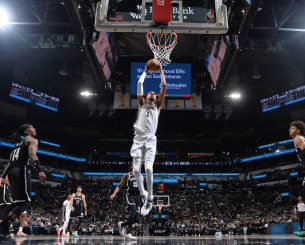 Οι Σπερς και ο «εξωγήινος» Γουεμπανιαμά άντεξαν στην αντεπίθεση των Νετς και έφτασαν στο 3-0