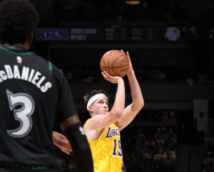 Συνεχίζουν χωρίς ήττα οι Μπουλς, με ήρωα τον Ριβς οι Λέικερς Συνεχίζουν χωρίς ήττα οι Μπουλς, με ήρωα τον Ριβς οι Λέικερς