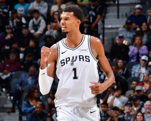 Οι Σπερς με τον Γουεμπανιαμά σε MVP mode έκαναν την καλύτερη εκκίνηση της ιστορίας τους Οι Σπερς με τον Γουεμπανιαμά σε MVP mode έκαναν την καλύτερη εκκίνηση της ιστορίας τους