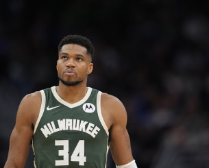 Ο Γιάννης πάλεψε, αλλά οι Μπακς ηττήθηκαν