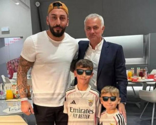 Ο Μήτρογλου είδε από κοντά το χατ-τρικ του Παυλίδη και φωτογραφήθηκε με τον Μουρίνιο Ο Μήτρογλου είδε από κοντά το χατ-τρικ του Παυλίδη και φωτογραφήθηκε με τον Μουρίνιο