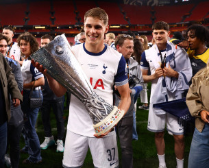 Ο «Ιπτάμενος Ολλανδός» ήταν... αργός και έγινε πολύτιμος σκόρερ: Η ιστορία του Φαν ντε Φεν (video) Ο «Ιπτάμενος Ολλανδός» ήταν... αργός και έγινε πολύτιμος σκόρερ: Η ιστορία του Φαν ντε Φεν (video)