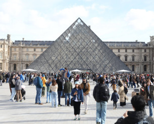 Τέσσερις ύποπτοι για τη ληστεία στο Λούβρο συνελήφθησαν την ώρα που πήγαιναν στο γήπεδο Τέσσερις ύποπτοι για τη ληστεία στο Λούβρο συνελήφθησαν την ώρα που πήγαιναν στο γήπεδο