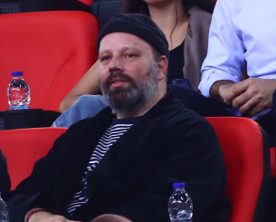 Αυτή είναι η σύζυγος του Λάνθιμου - Την είχε δίπλα του χθες στο Στάδιο Ειρήνης και Φιλίας (photo) Αυτή είναι η σύζυγος του Λάνθιμου - Την είχε δίπλα του χθες στο Στάδιο Ειρήνης και Φιλίας (photo)