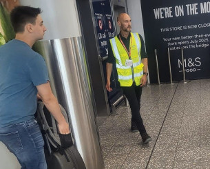 Απίστευτο κι όμως αληθινό: Ομάδα της Αγγλίας θέλει να προσλάβει για προπονητή έναν υπάλληλο αεροδρομίου Απίστευτο κι όμως αληθινό: Ομάδα της Αγγλίας θέλει να προσλάβει για προπονητή έναν υπάλληλο αεροδρομίου