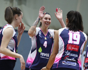 Επική ανατροπή: Το Μαρκόπουλο νίκησε με 3-2 σετ τις πρωταθλήτριες του Ολυμπιακού και παραμένει αήττητο Επική ανατροπή: Το Μαρκόπουλο νίκησε με 3-2 σετ τις πρωταθλήτριες του Ολυμπιακού και παραμένει αήττητο
