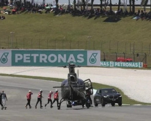 Τρομακτικό ατύχημα στο Moto 3: Οι αναβάτες διακομίστηκαν με ελικόπτερο στο νοσοκομείο (video) Τρομακτικό ατύχημα στο Moto 3: Οι αναβάτες διακομίστηκαν με ελικόπτερο στο νοσοκομείο (video)