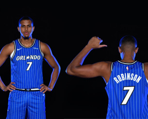 Ο NBAer που στην φανέλα του αναγράφεται κατά… τύχη και το όνομα και το επώνυμό του