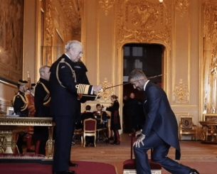 Sir David Beckham: Έλαβε τον τίτλο του ιππότη από τον βασιλιά Κάρολο (video)