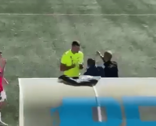 Πατέρας απείλησε με ματσέτα τον προπονητή του γιου του επειδή δεν τον έβαζε να παίζει