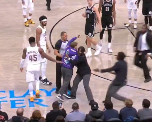 Φίλαθλος στο NBA εισέβαλε στο παρκέ την ώρα του ματς για να βγάλει selfie με αγαπημένο του παίκτη (video) Φίλαθλος στο NBA εισέβαλε στο παρκέ την ώρα του ματς για να βγάλει selfie με αγαπημένο του παίκτη (video)