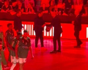 Η χειραψία Αταμάν-Σπανούλη πριν από το τζάμπολ του αγώνα του Παναθηναϊκού στο Μονακό (video) Η χειραψία Αταμάν-Σπανούλη πριν από το τζάμπολ του αγώνα του Παναθηναϊκού στο Μονακό (video)