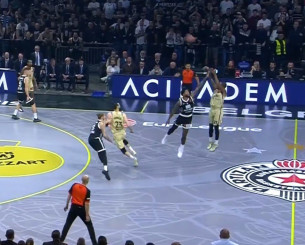 Η αδιανόητη τριποντάρα του Κλάιμπερν from the logo που χάρισε τη νίκη στην Μπαρτσελόνα (video) Η αδιανόητη τριποντάρα του Κλάιμπερν from the logo που χάρισε τη νίκη στην Μπαρτσελόνα (video)