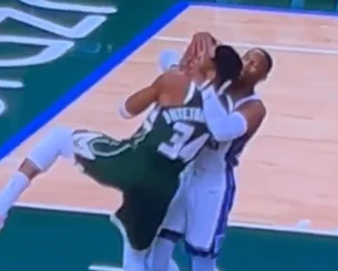 Ο Γουέστμπρουκ έκανε λαβή... πάλης στον Γιάννη στην προσπάθειά του να τον σταματήσει (video) Ο Γουέστμπρουκ έκανε λαβή... πάλης στον Γιάννη στην προσπάθειά του να τον σταματήσει (video)