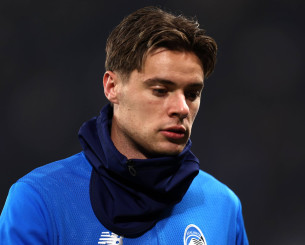 «Προδοσία και ντροπή» - Κρέμασαν πανό στο Κολοσσαίο για τον σταρ της μπάλας που έκανε δεσμό με την κοπέλα του κολλητού του (photo) «Προδοσία και ντροπή» - Κρέμασαν πανό στο Κολοσσαίο για τον σταρ της μπάλας που έκανε δεσμό με την κοπέλα του κολλητού του (photo)