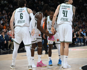 Επικός Φαρίντ: Έκανε τάπα, του έφυγε το παπούτσι και ξυπόλυτος έφυγε στον αιφνιδιασμό (video)